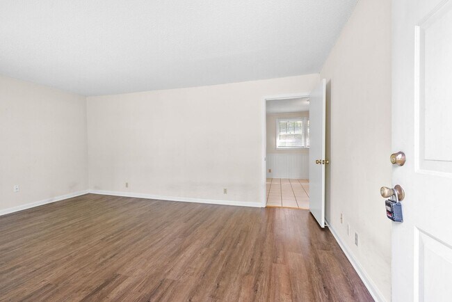 Foto del edificio - 3 Bedroom Home For Rent Near Downtown Clar...