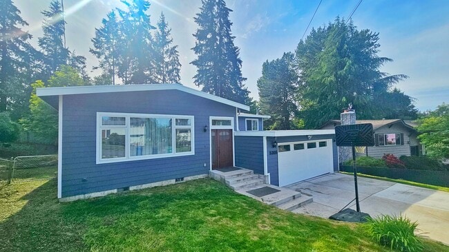 Building Photo - Spacious 4 Bed 3 Bath Home in Sought After...