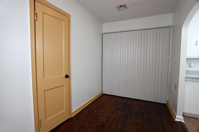 Foto del edificio - 915 Harding St