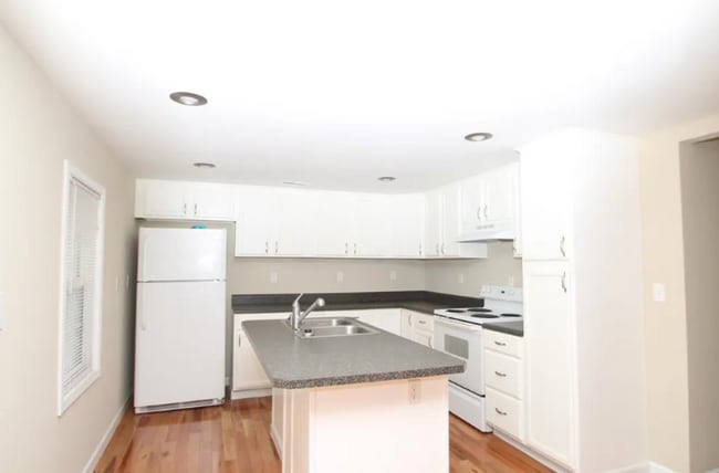 Building Photo - 3 BEDROOM HOME IN SENECA SC FOR RENT