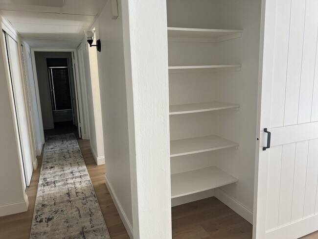 Foto del edificio - 320 N Civic Dr