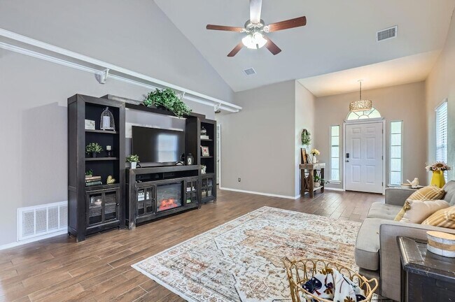 Foto del edificio - 803 Hank Aaron Ln