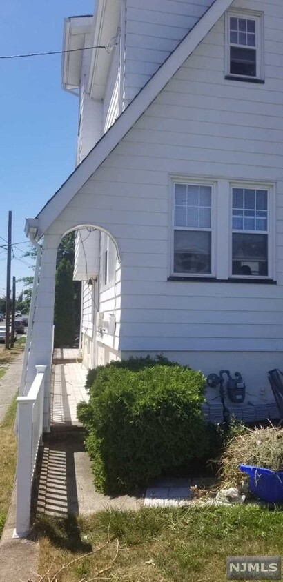 Foto del edificio - 648 Ten Eyck Ave