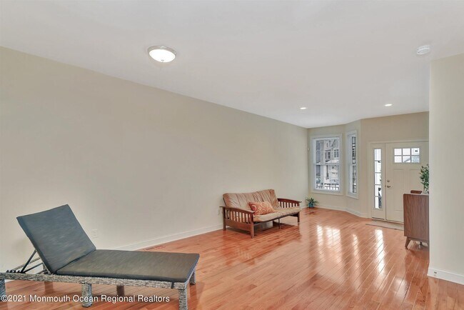 Building Photo - 3 McCormick Ave N