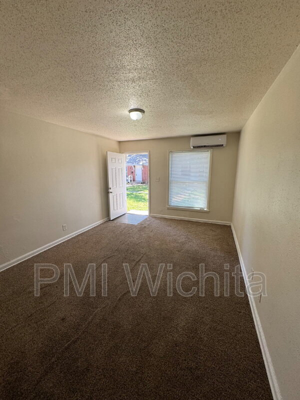 Building Photo - 636 S Hydraulic Ave