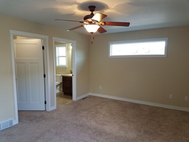 Building Photo - House For Lease