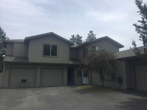 Building Photo - 1121 NE Hidden Valley Dr