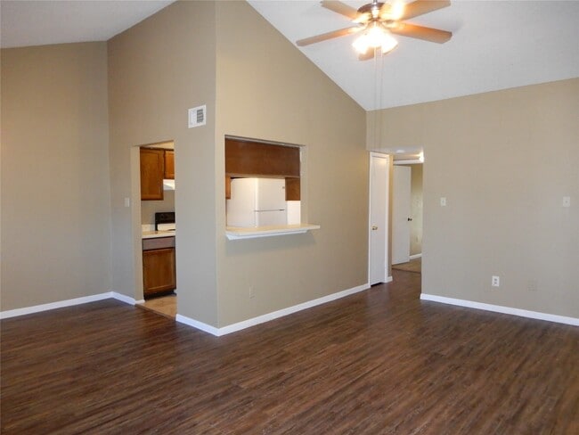 Building Photo - 17401 Red Oak Dr