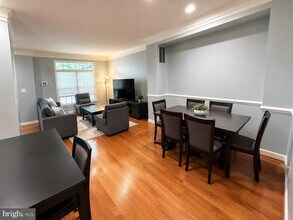 Building Photo - 506 Fallsgrove Dr
