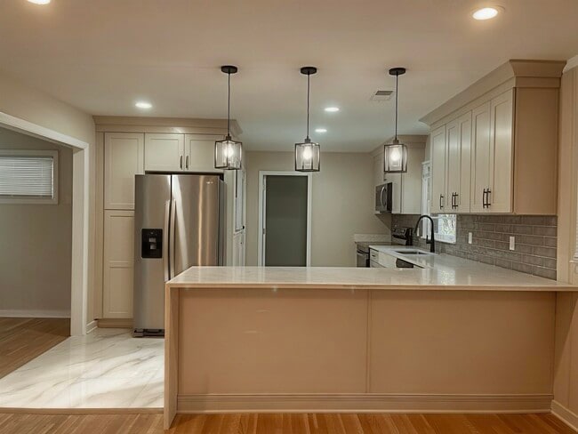 Building Photo - 456 Sharon Dr