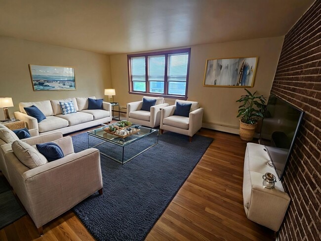 Building Photo - Spacious 1 bedroom, 1 bathroom in Evanston