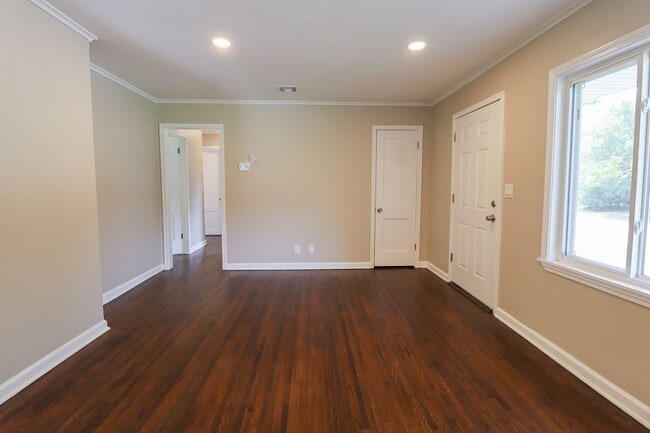 Building Photo - 3 bed/1bath! Fully remodeled!