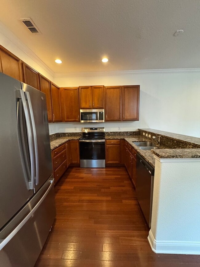 Building Photo - Townhouse Located Downtown!