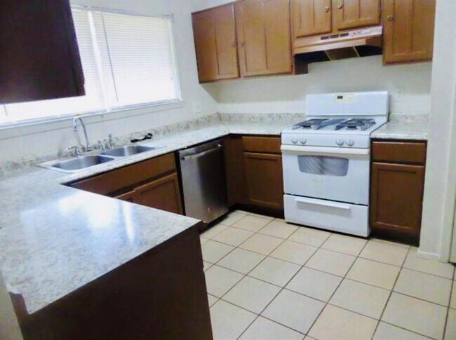 Building Photo - 2027 Highcrest Dr
