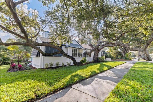 Building Photo - 106 25th Ave NE