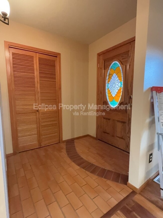 Building Photo - 2737 Sierra Vista Dr