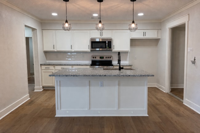 Building Photo - 604 12th St SE