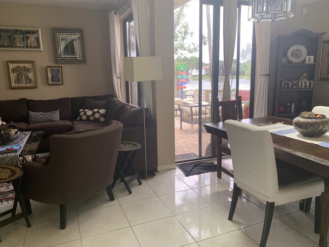 Foto del edificio - 5692 Fox Hollow Dr