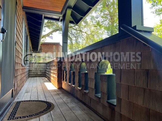 Building Photo - Picturesque 1BR/1BA Ross Cottage!  A/C! De...