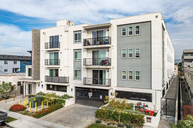 Alternar - 1249 W. 39th Place