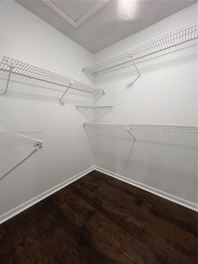 Foto del edificio - 13721 Newport Manor