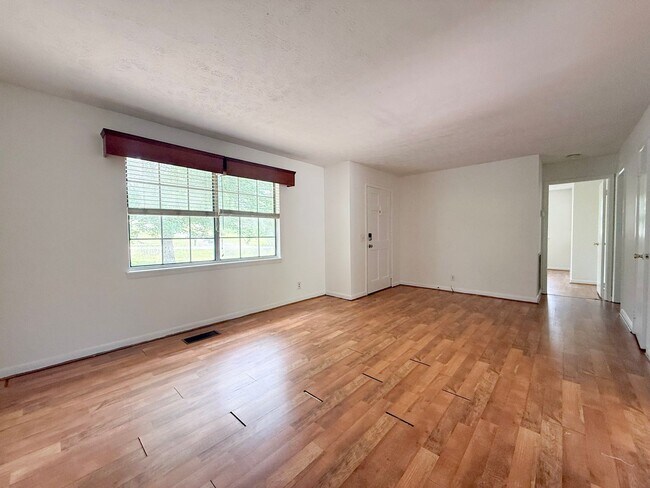 Foto del edificio - 2-Bedroom Home with Bonus Room & Large Wooden Deck | Pet-Friendly Near I-40 & City Lake