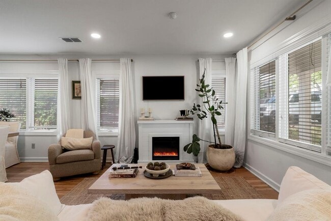 Foto del edificio - 3004 Oakmont Blvd