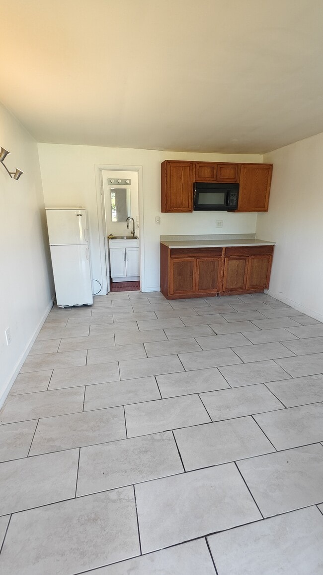 Building Photo - Hideout Rooms