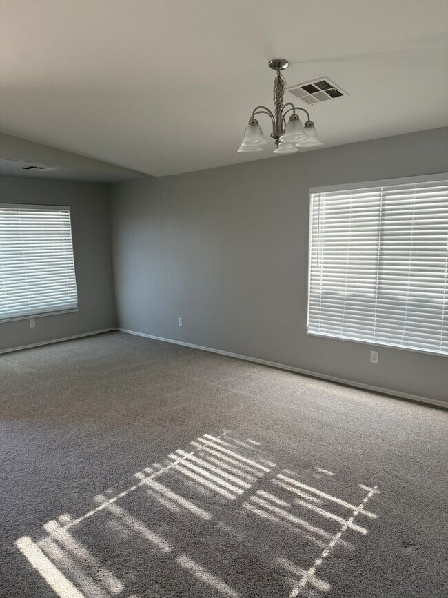 Foto del edificio - 45360 W Woody Rd