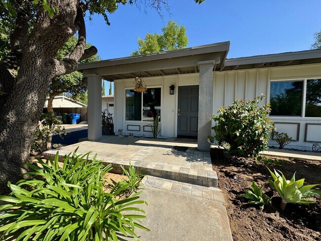 Building Photo - Newly Remodeled Gorgeous Open Floor Plan o...