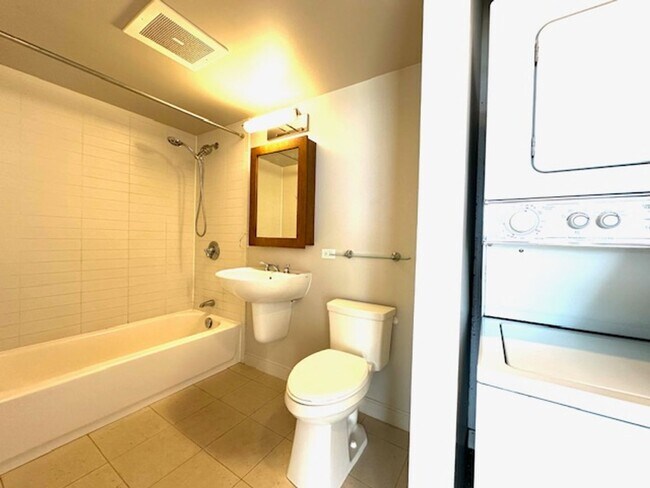Foto del edificio - 1 Bedroom, 1 Bathroom, 1 Parking with Den ...