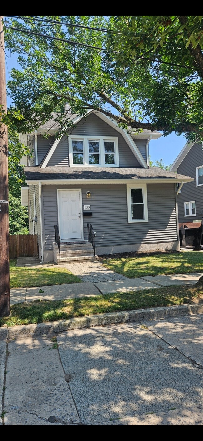 Building Photo - 135 Elm Ave
