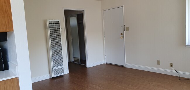 Building Photo - 2180 Carlmont Dr