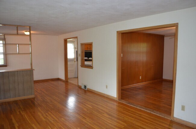 Building Photo - 3 bed, 2 bath home in Parkade area