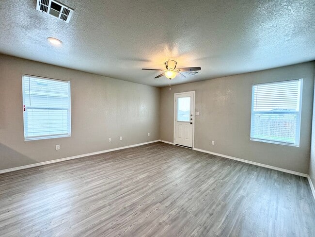 Building Photo - Reduced to $1695!