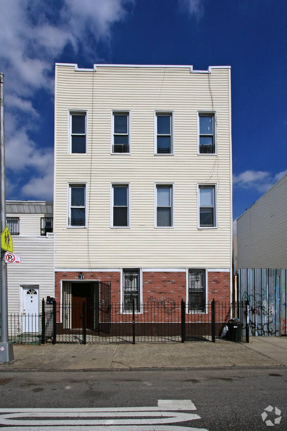 Primary Photo - 251 Evergreen Apartments