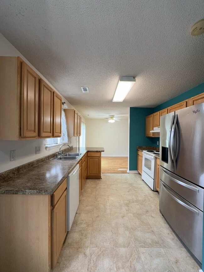 Building Photo - Spacious 3 Bedroom Home-122 Horse Shoe Bend