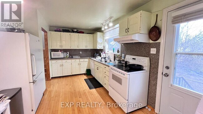 Photo du bâtiment - 960 Cahill Dr W