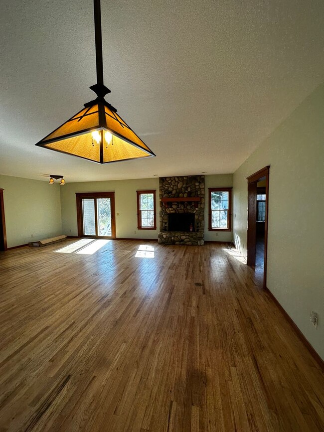 Building Photo - Large Craftsman in the Country