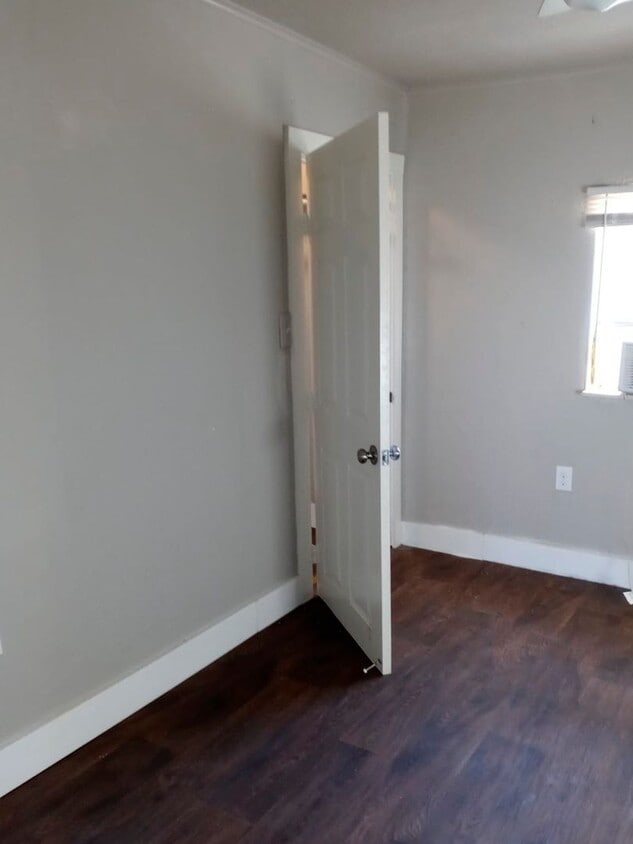 Building Photo - 815 4th St