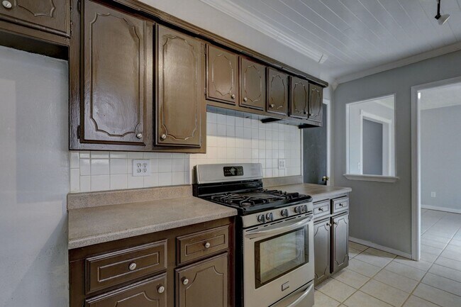 Building Photo - 4 bed, 2 bath house in mustang schools