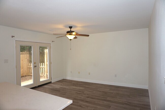 Building Photo - Two Bedroom Townhome in FWB