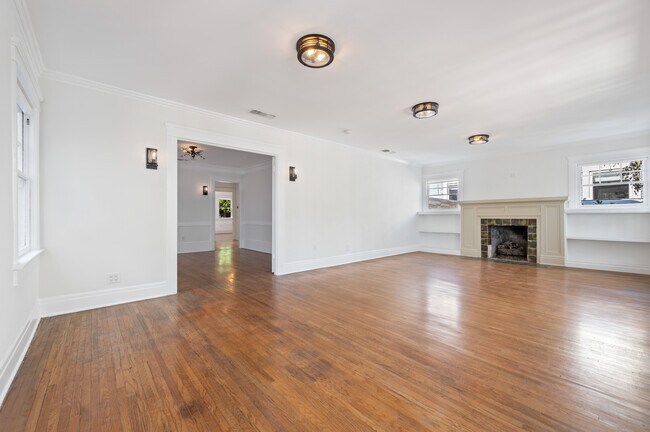 Building Photo - 1405 N Stanley Ave