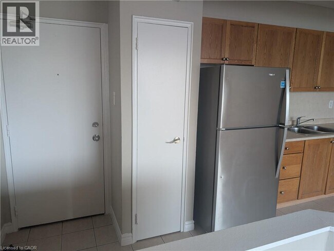 Building Photo - 468 Ottawa St N