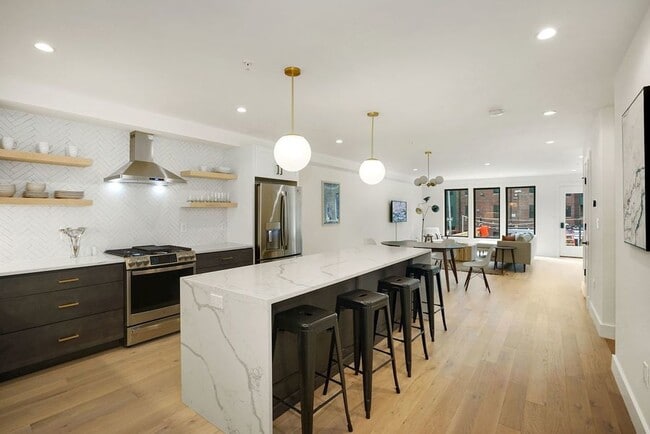 Building Photo - Spacious & Modern Five Bedroom in the Hear...