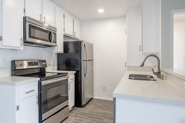 Interior Photo - 4444 Ensign Avenue