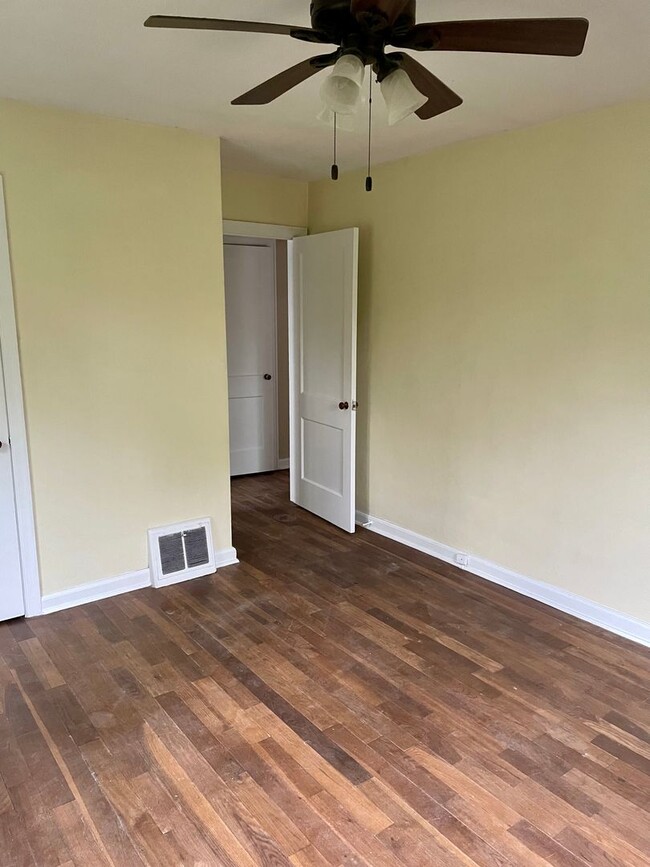 Building Photo - Charming 2 bedroom house located near Ball...