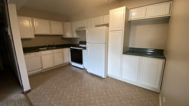 Building Photo - 120 S La Londe Ave