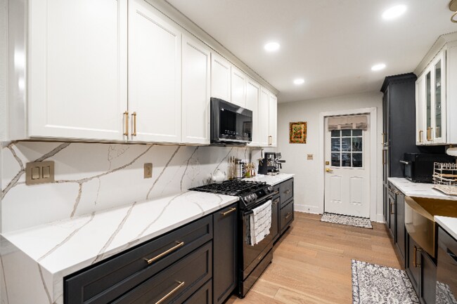 Building Photo - 555 N 105th St