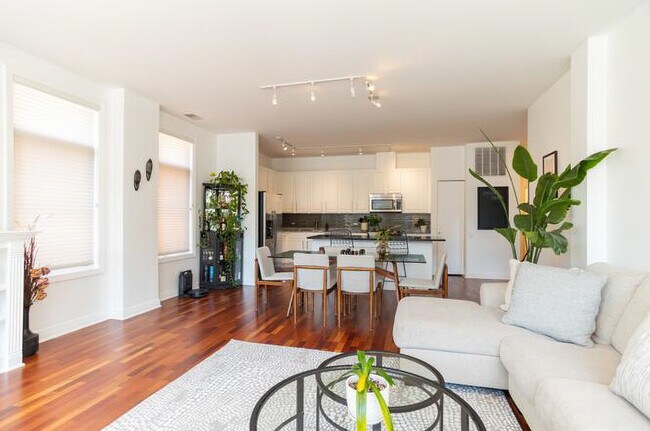 Building Photo - 330 N Clinton St